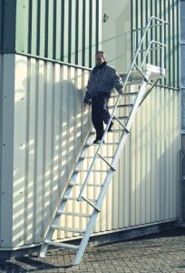 Лестница стационарная с платф., 9 ступ. 800 мм, из лёгк. металла, 60° ― Стремянка.com